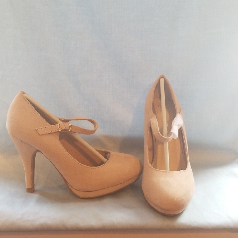 Lilica Nude Suede Shoes size 5
